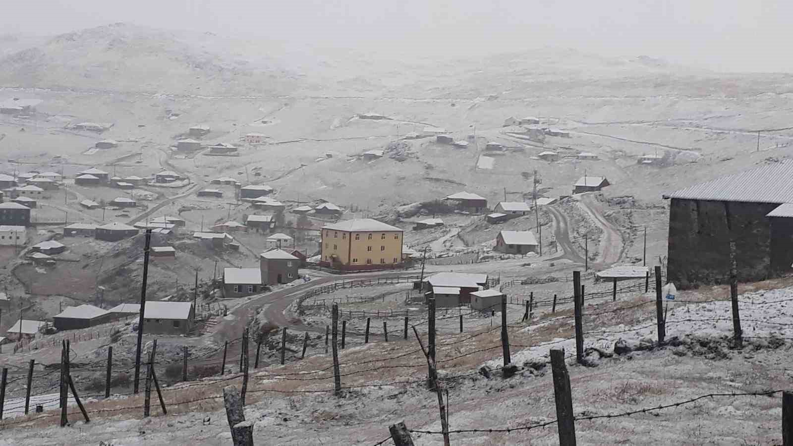 Kadırga Yaylası’na kar düştü, yaylacılar dönüşe geçti
