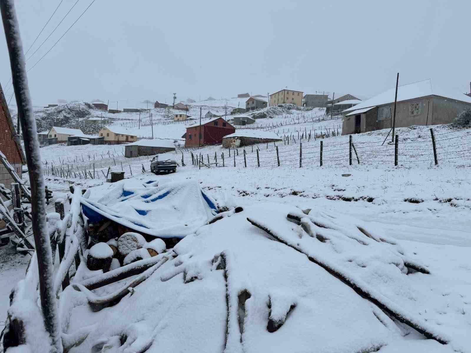 Kadırga Yaylası’na kar düştü, yaylacılar dönüşe geçti
