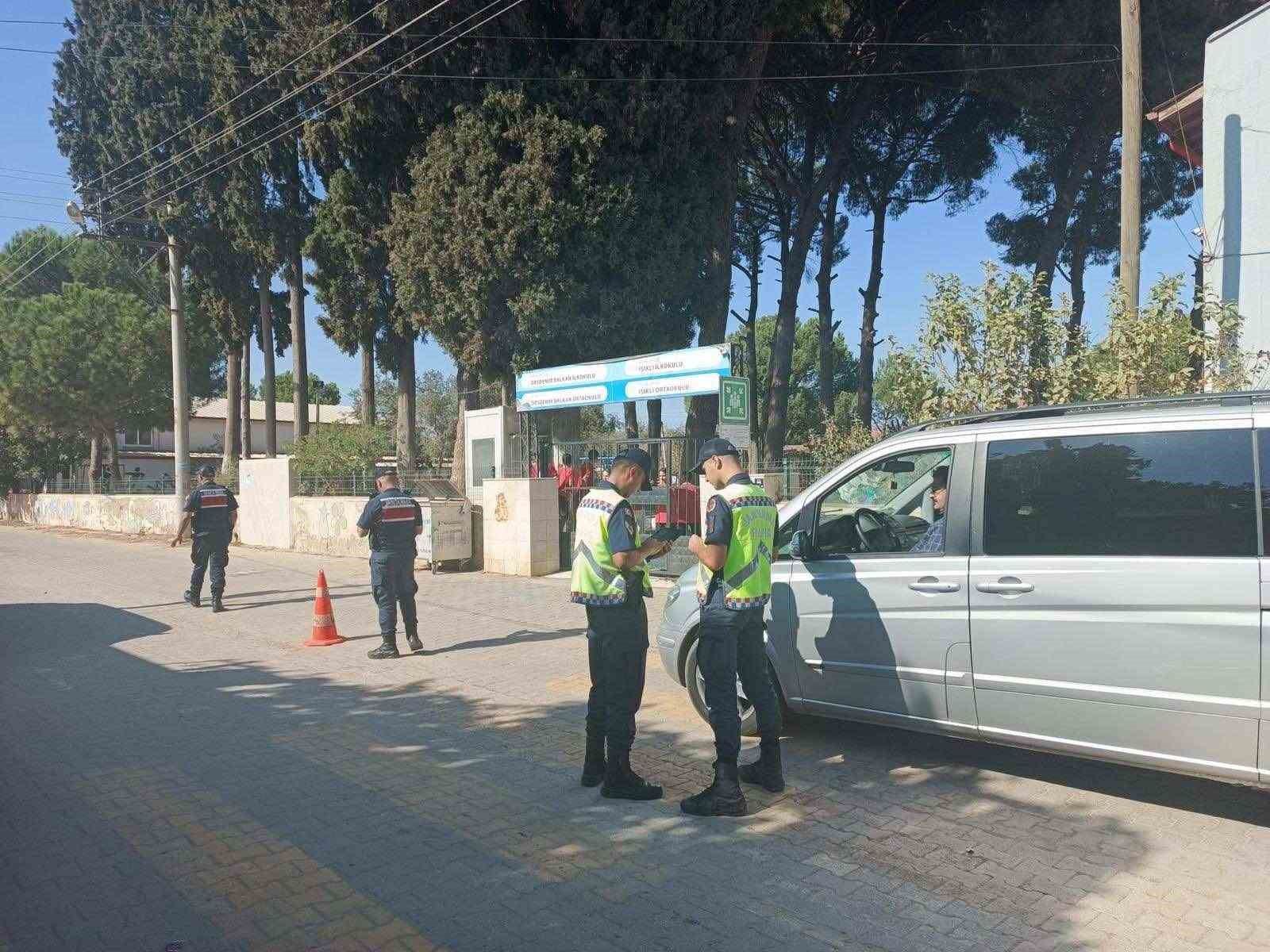 Jandarmadan okul önlerinde ve servis araçlarında denetim
