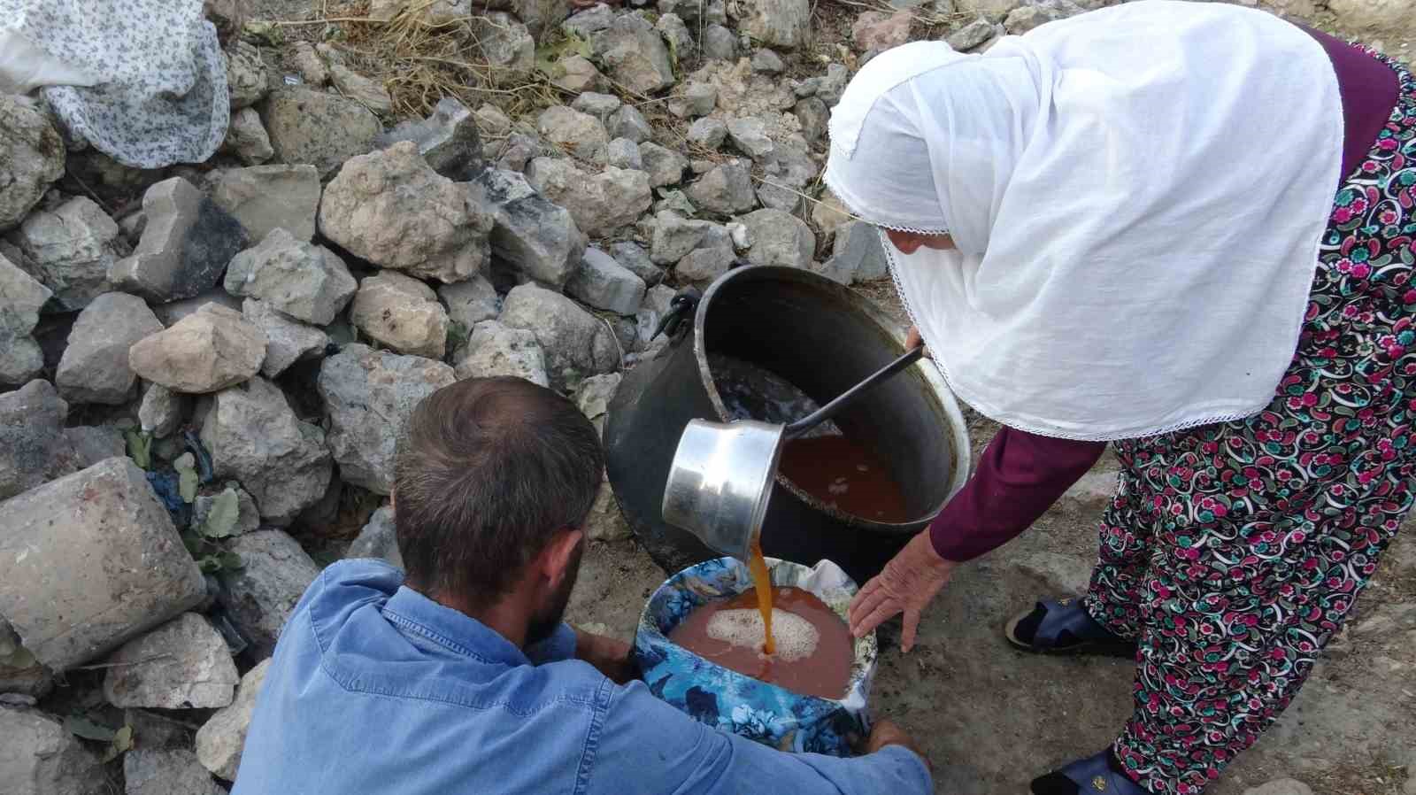 Gercüş’te organik pekmez yapımı başladı
