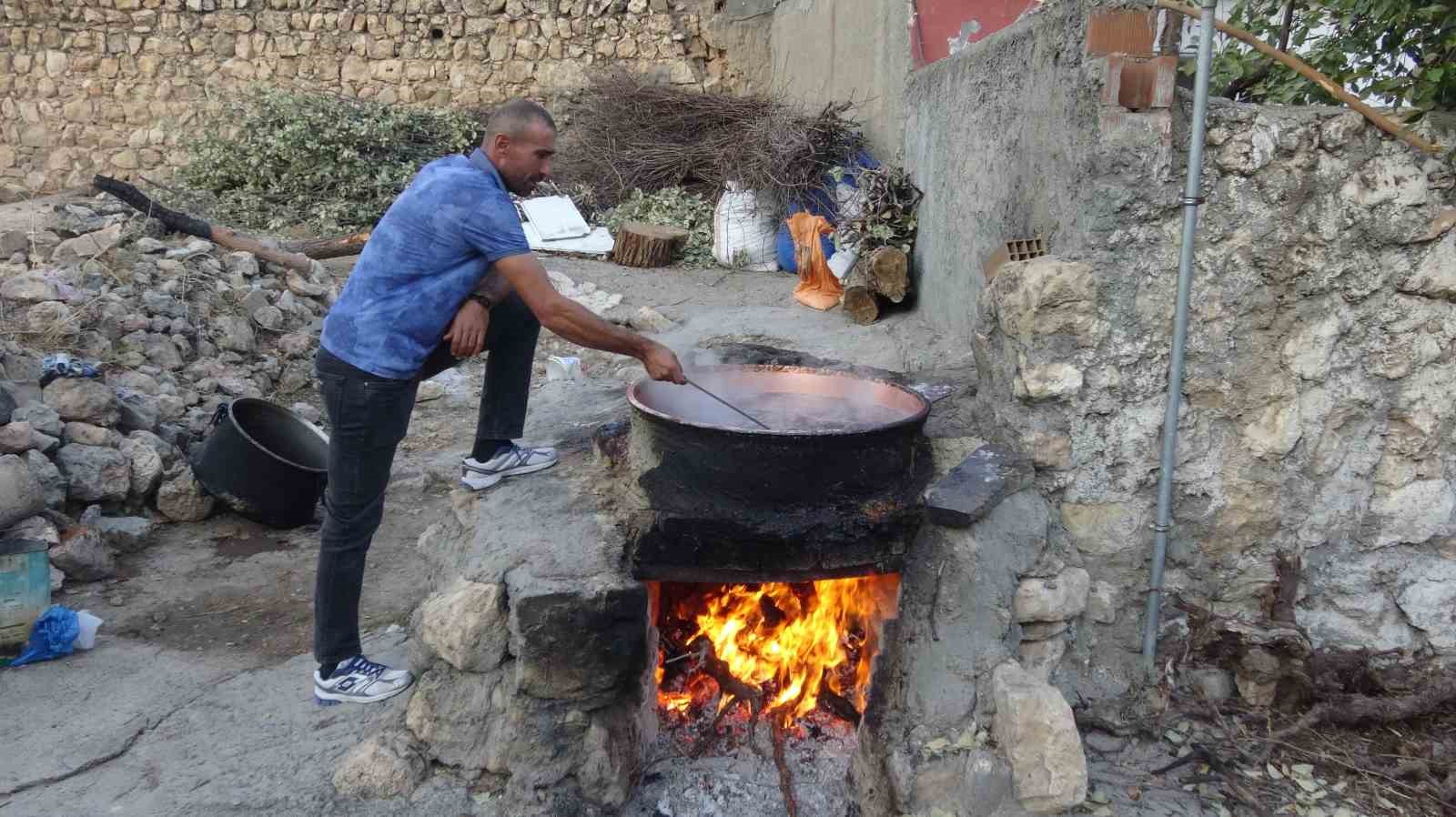 Gercüş’te organik pekmez yapımı başladı
