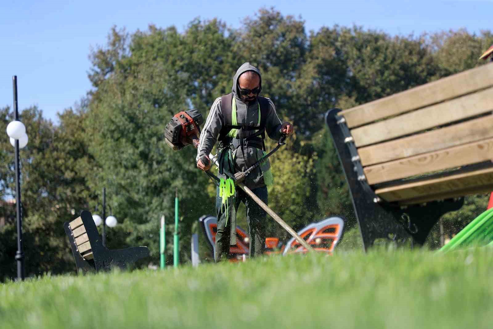 Sakarya Büyükşehir’den şehrin dört bir yanına sonbahar dokunuşu
