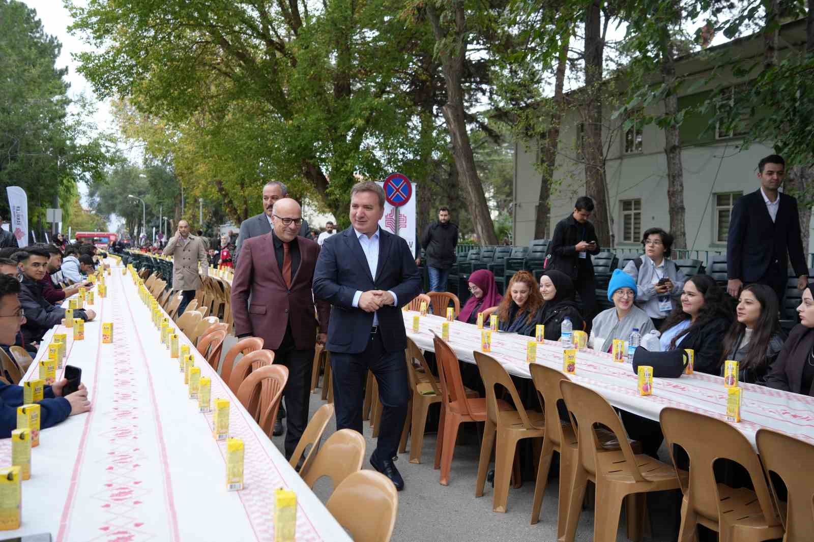 Üniversite öğrencilerine hoş geldiniz kahvaltısı
