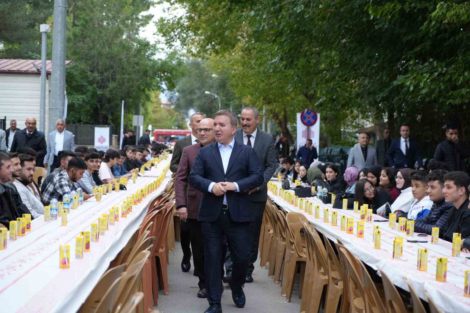 Üniversite öğrencilerine hoş geldiniz kahvaltısı
