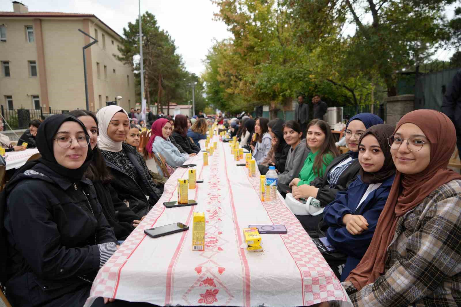 Üniversite öğrencilerine hoş geldiniz kahvaltısı
