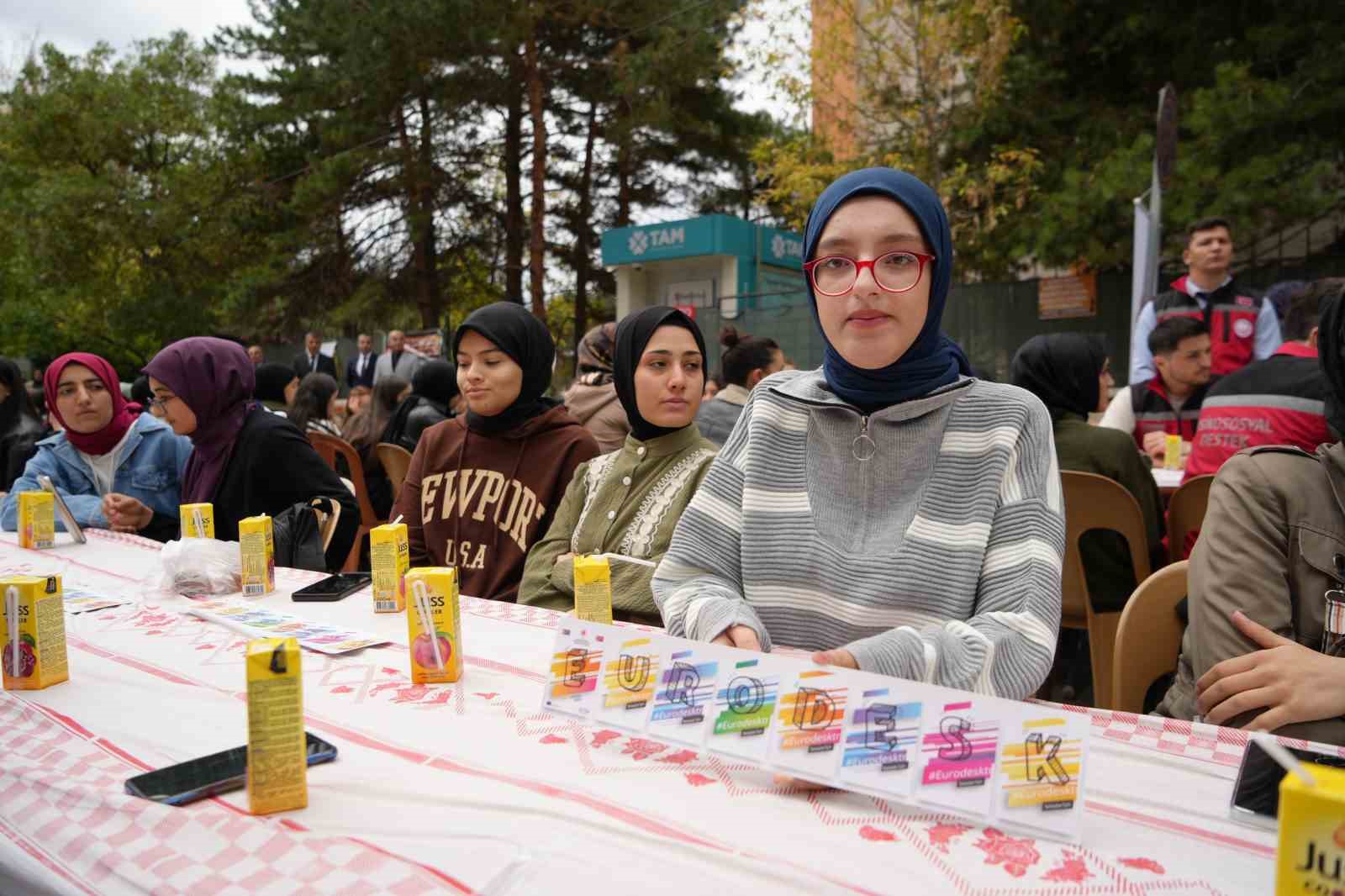 Üniversite öğrencilerine hoş geldiniz kahvaltısı
