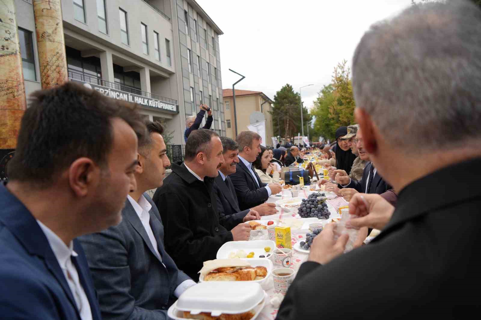 Üniversite öğrencilerine hoş geldiniz kahvaltısı
