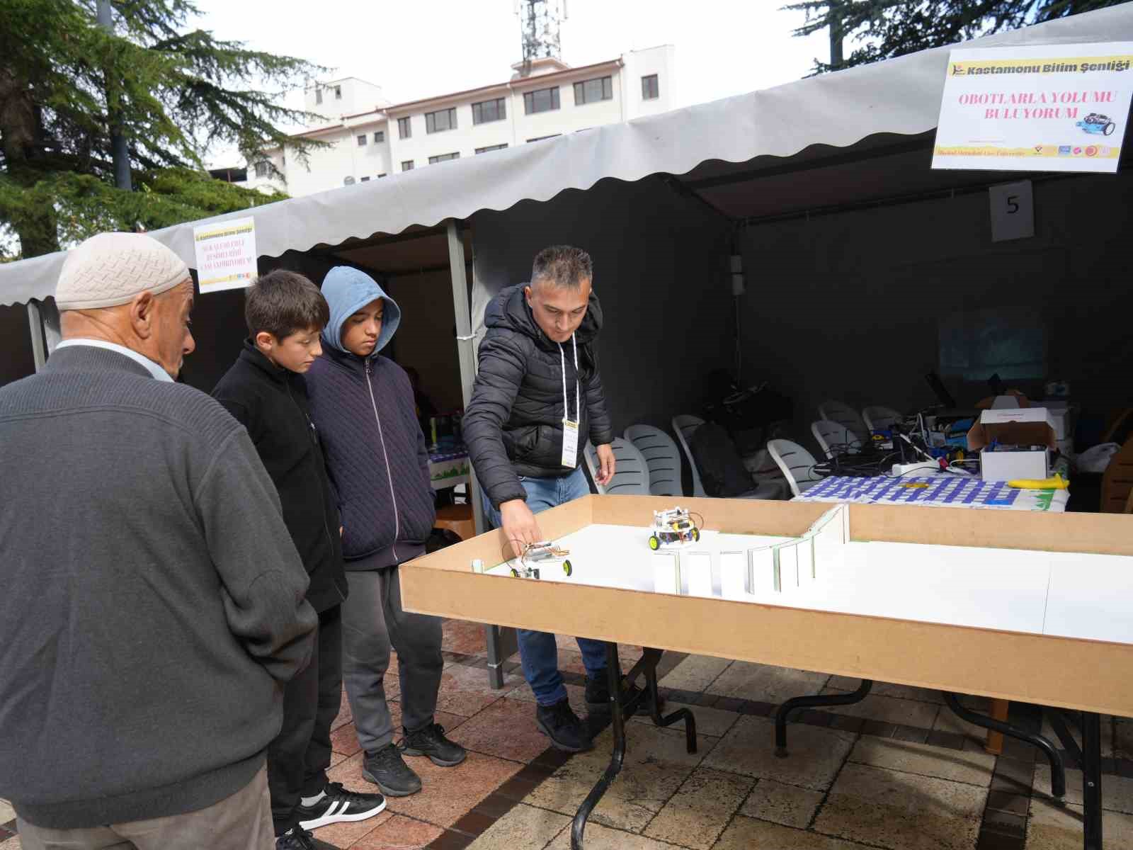 Öğrenciler, bilim şenliğinde hem eğlendi hem de öğrendi
