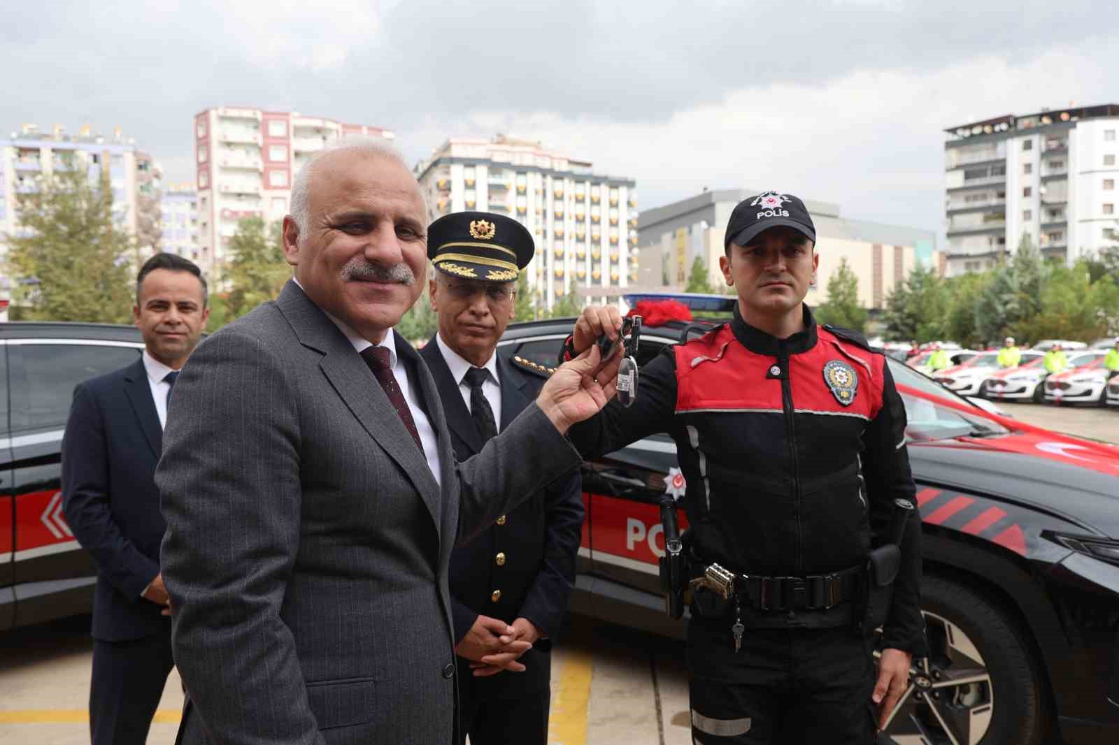 Diyarbakır Valisi Zorluoğlu: “Bu şehrin sokaklarını tekrar eski günlerinde olduğu gibi karıştırmak isteyenlerde var”
