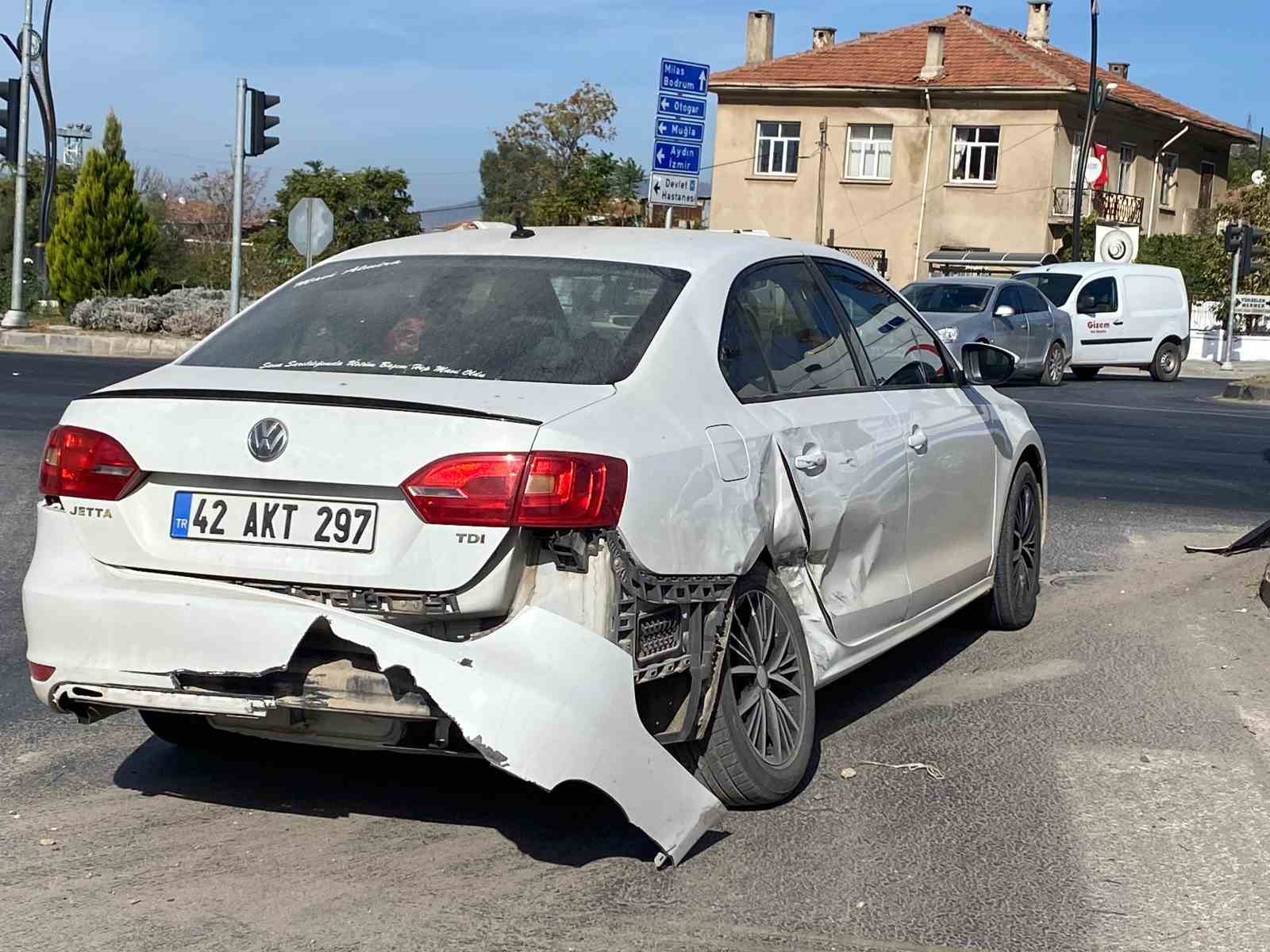 Ambulans ile otomobil çarpıştı: 1 yaralı
