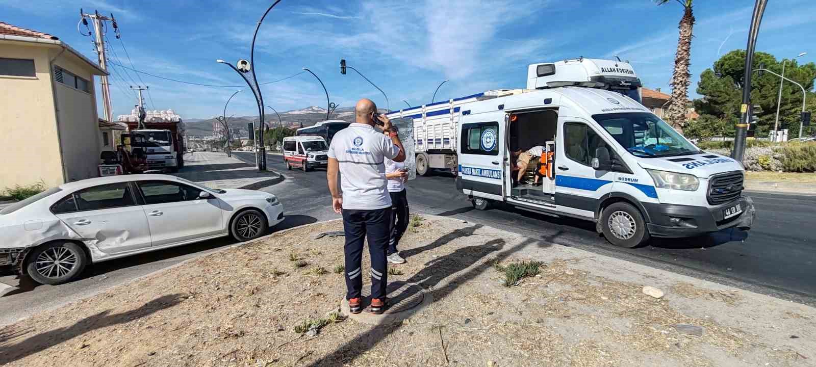 Ambulans ile otomobil çarpıştı: 1 yaralı
