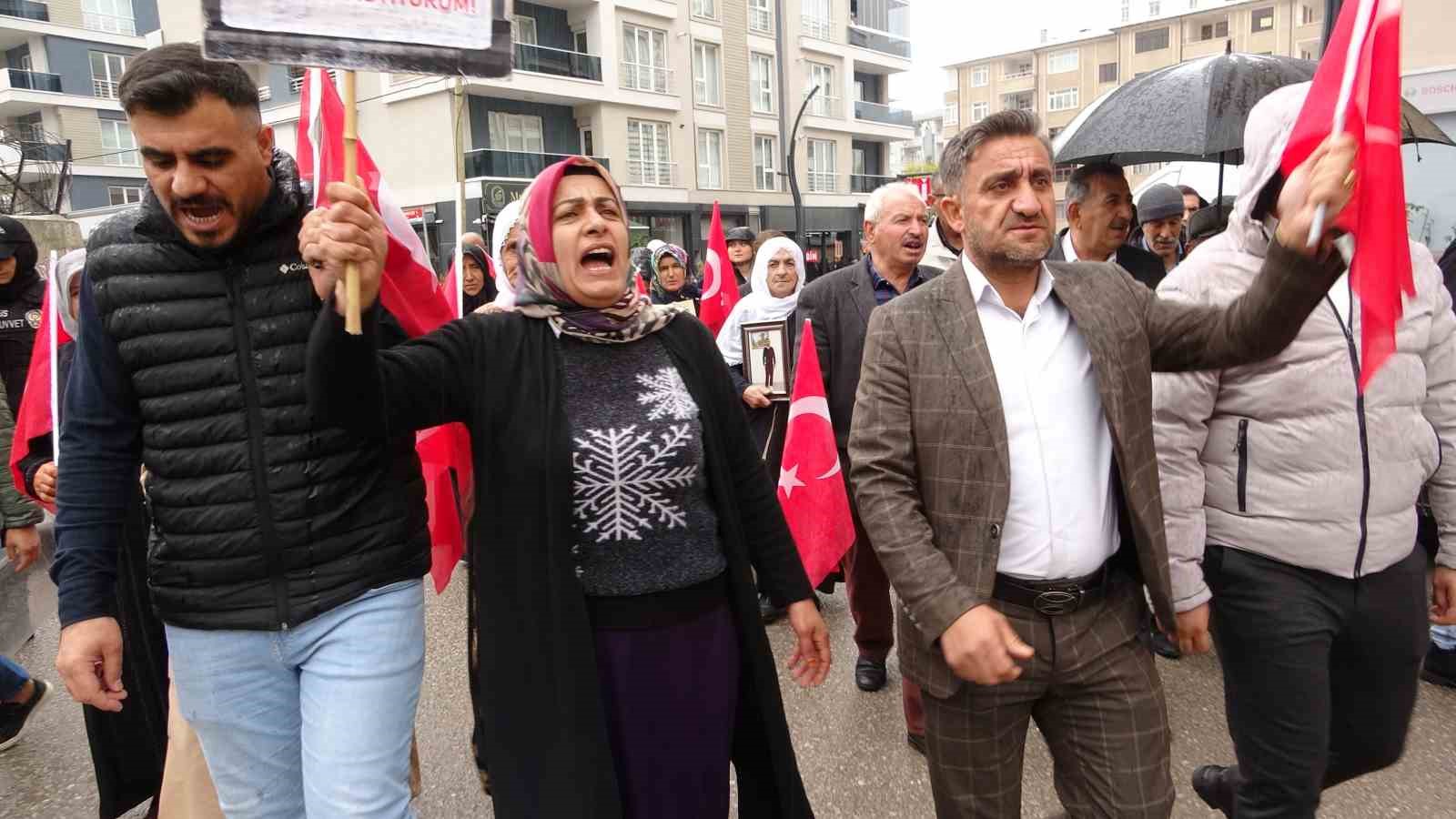 Evlat nöbetindeki Vanlı aileler: “DEM Parti bizim evlatlarımız için de yürüyüş yapsın”
