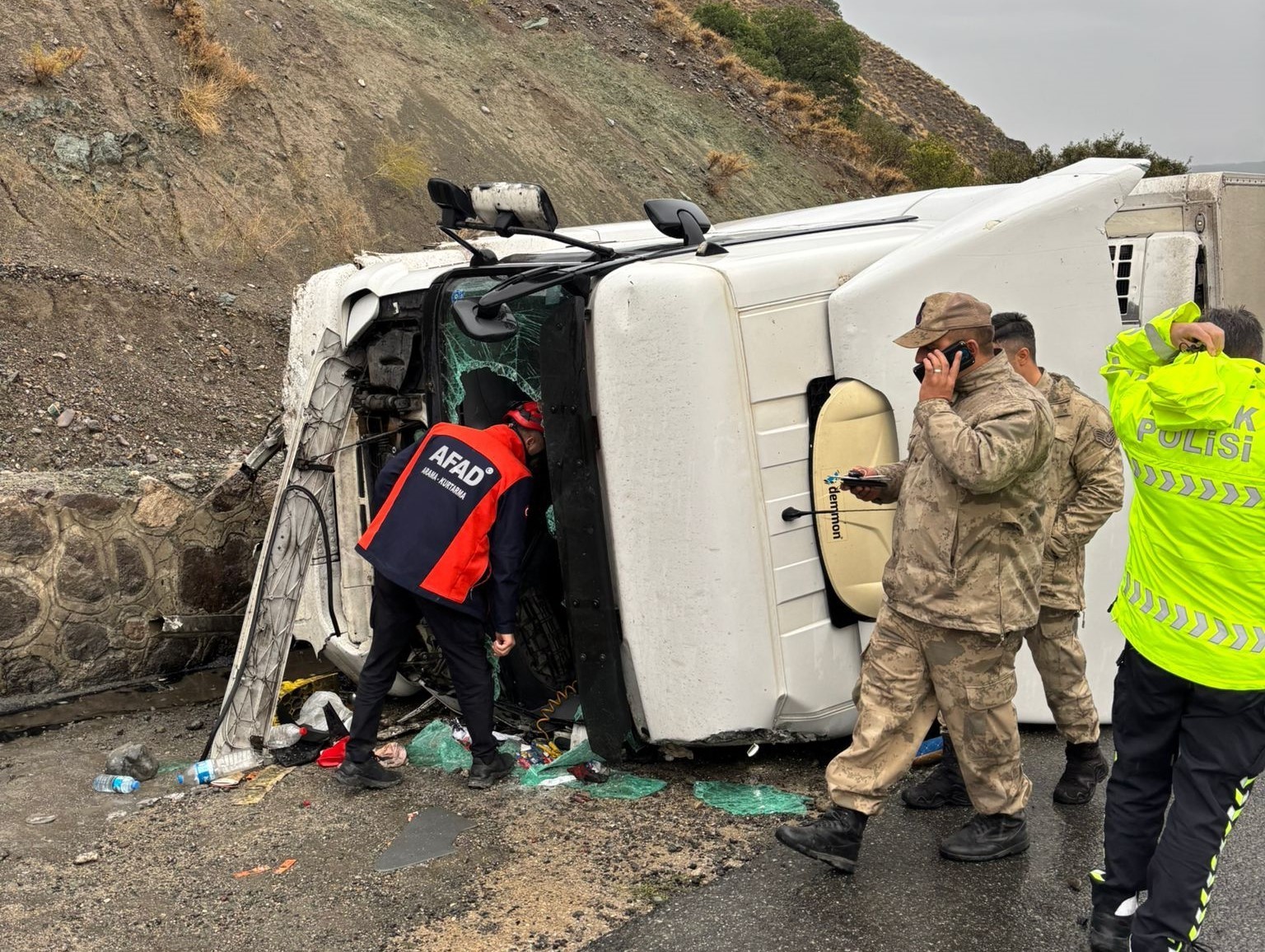 Üzümlü’de tır devrildi: 1 yaralı
