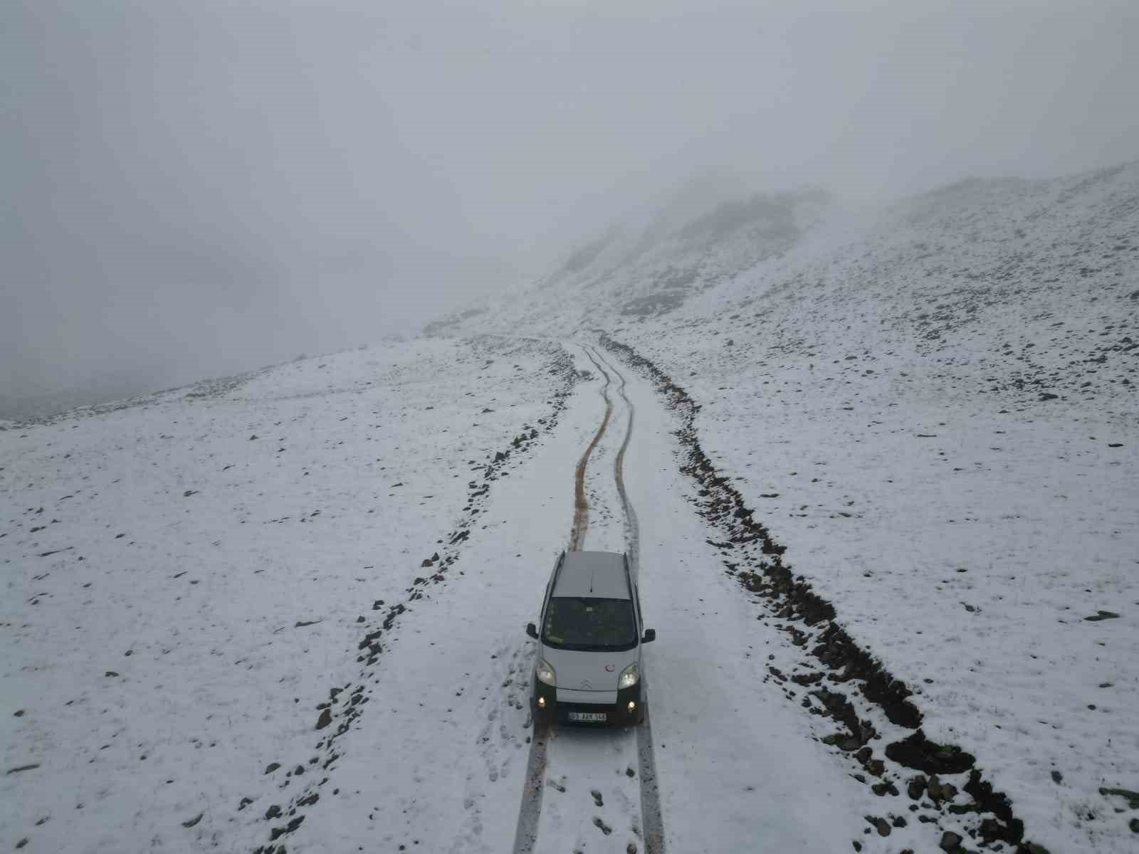 Bayburt’ta yaylalar beyaz örtüyle kaplandı
