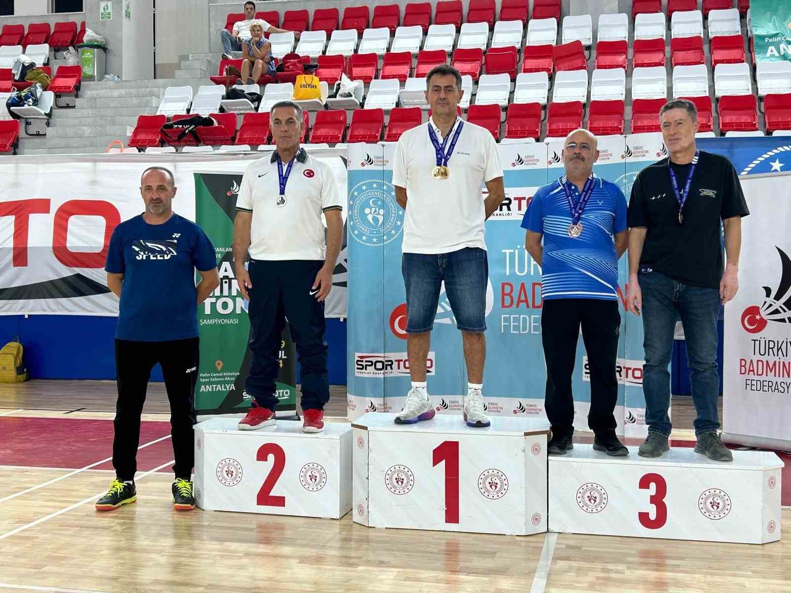 Badminton sporcusu öğretim üyesinden 2 altın madalya başarısı
