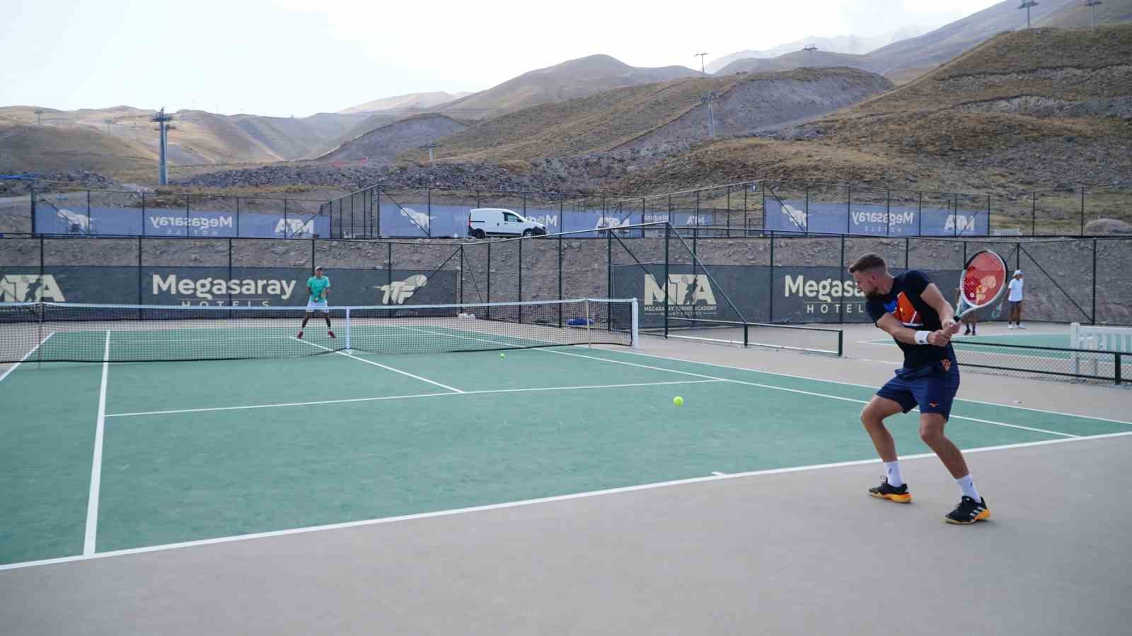 2 bin 300 rakımda uluslararası tenis turnuvası
