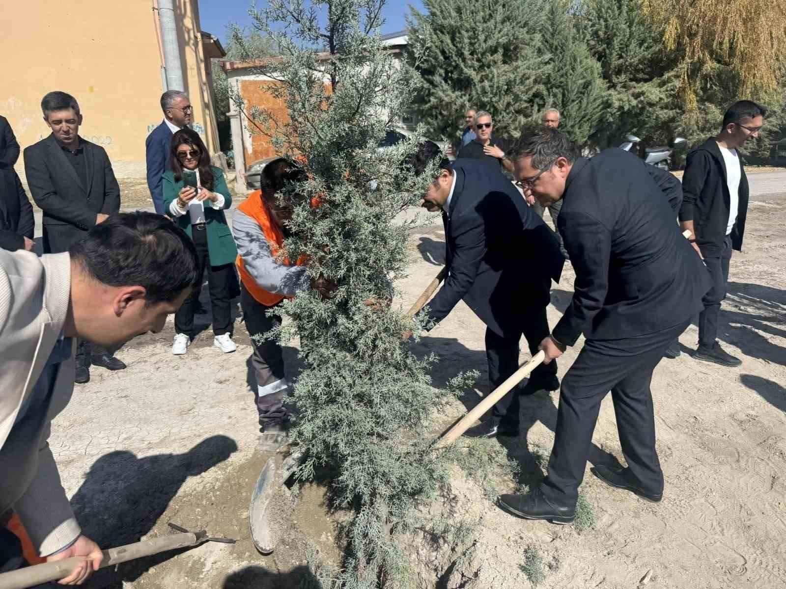 Karapınar’da fidanlar toprakla buluştu
