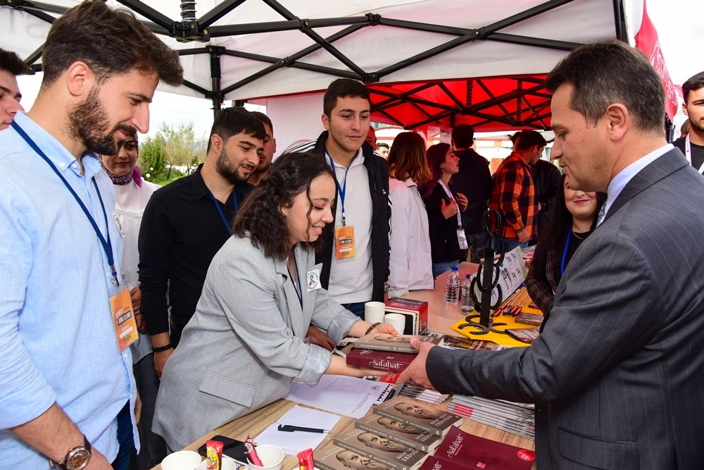 Rektör Topal, öğrenci stantlarını ziyaret etti
