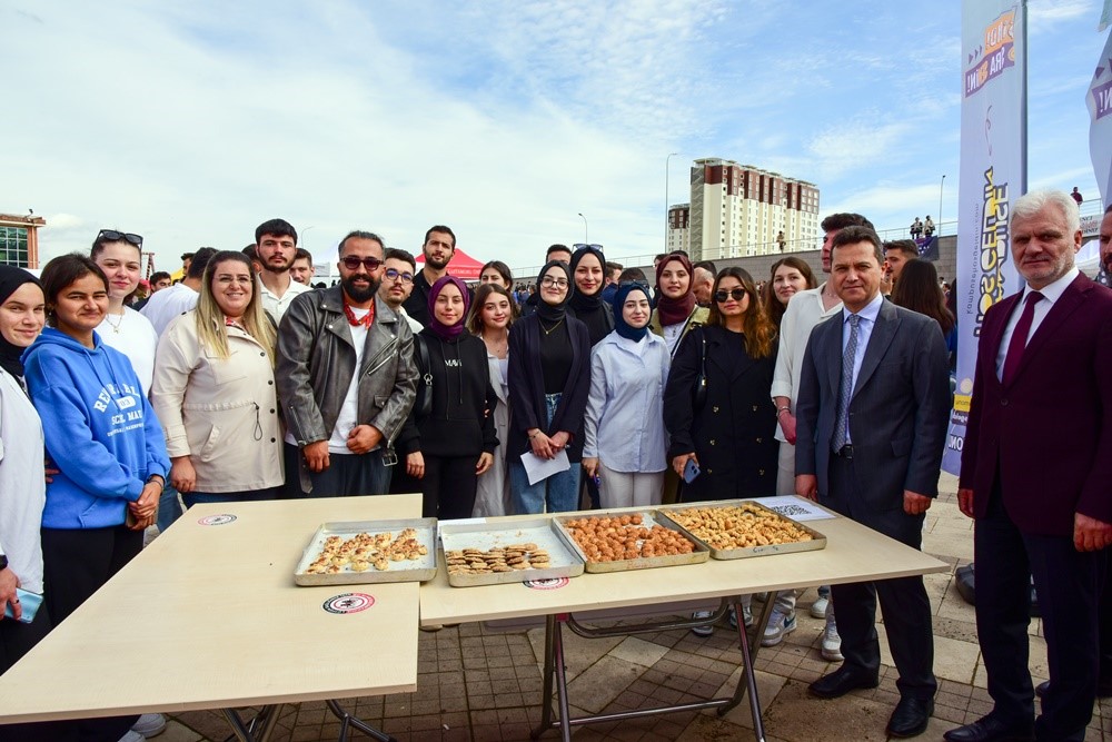 Rektör Topal, öğrenci stantlarını ziyaret etti
