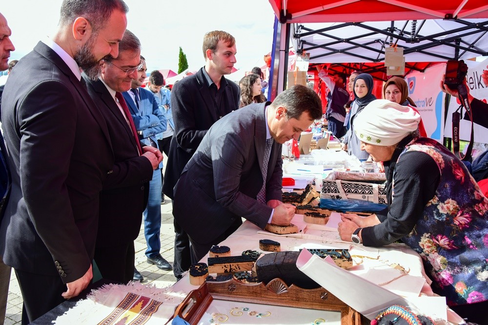 Rektör Topal, öğrenci stantlarını ziyaret etti
