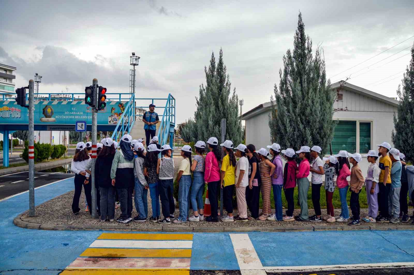 300 öğrenciye trafik eğitimi veriliyor
