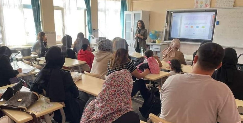 Öğrenci ve velilere madde bağımlılığı eğitimi verildi
