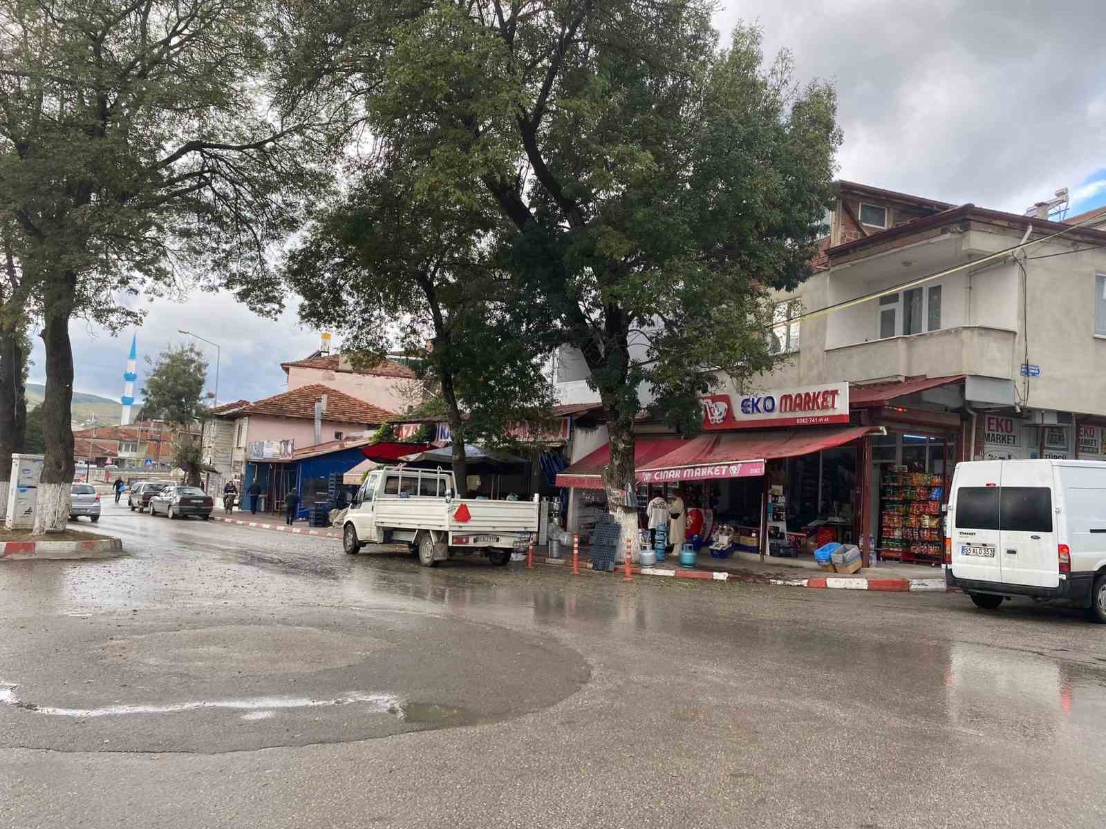 Bıçaklı saldırıya uğrayan esnaf yaralandı
