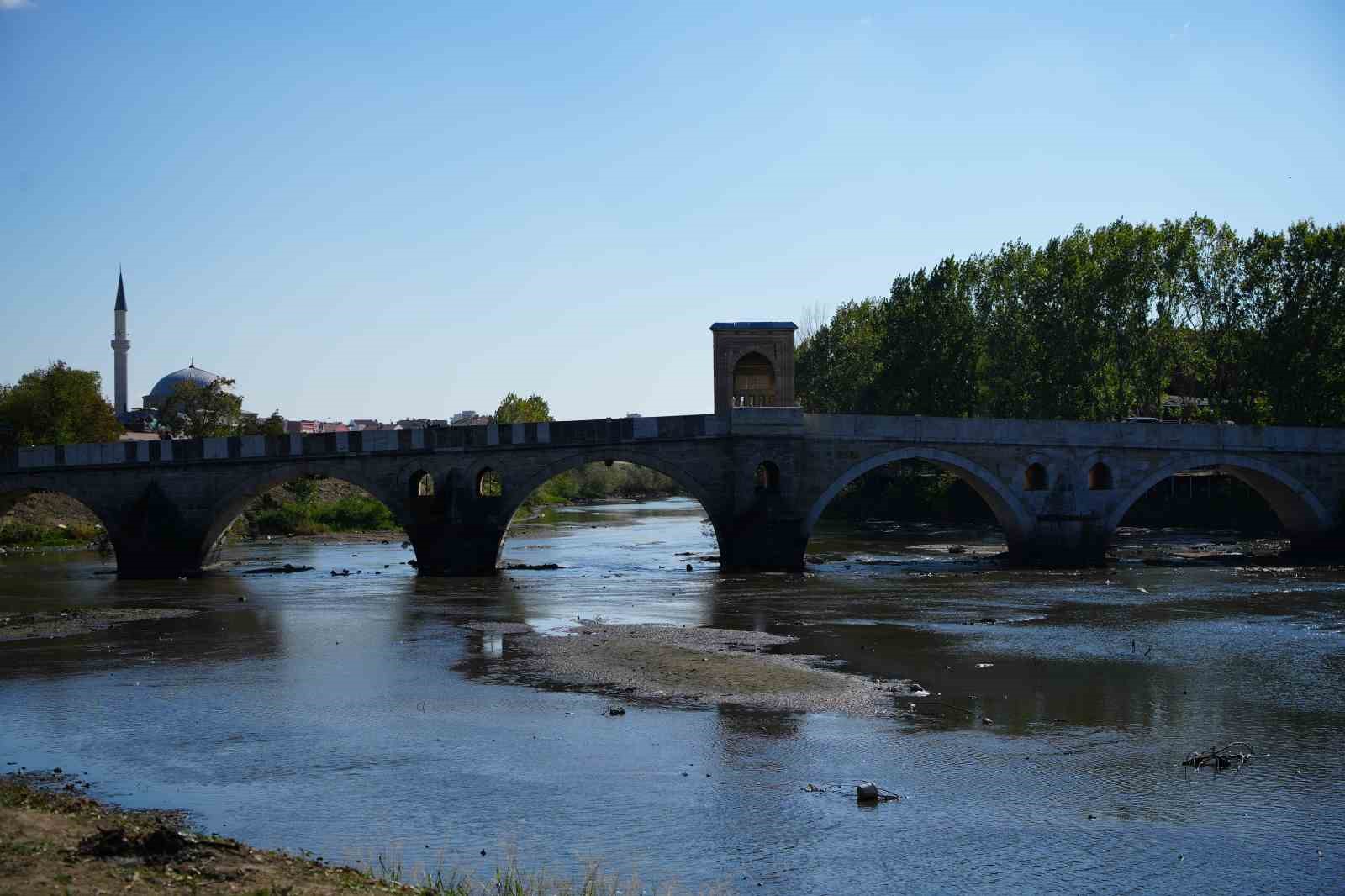 Tunca Nehri’nde kuraklık: Çöplüğe döndü
