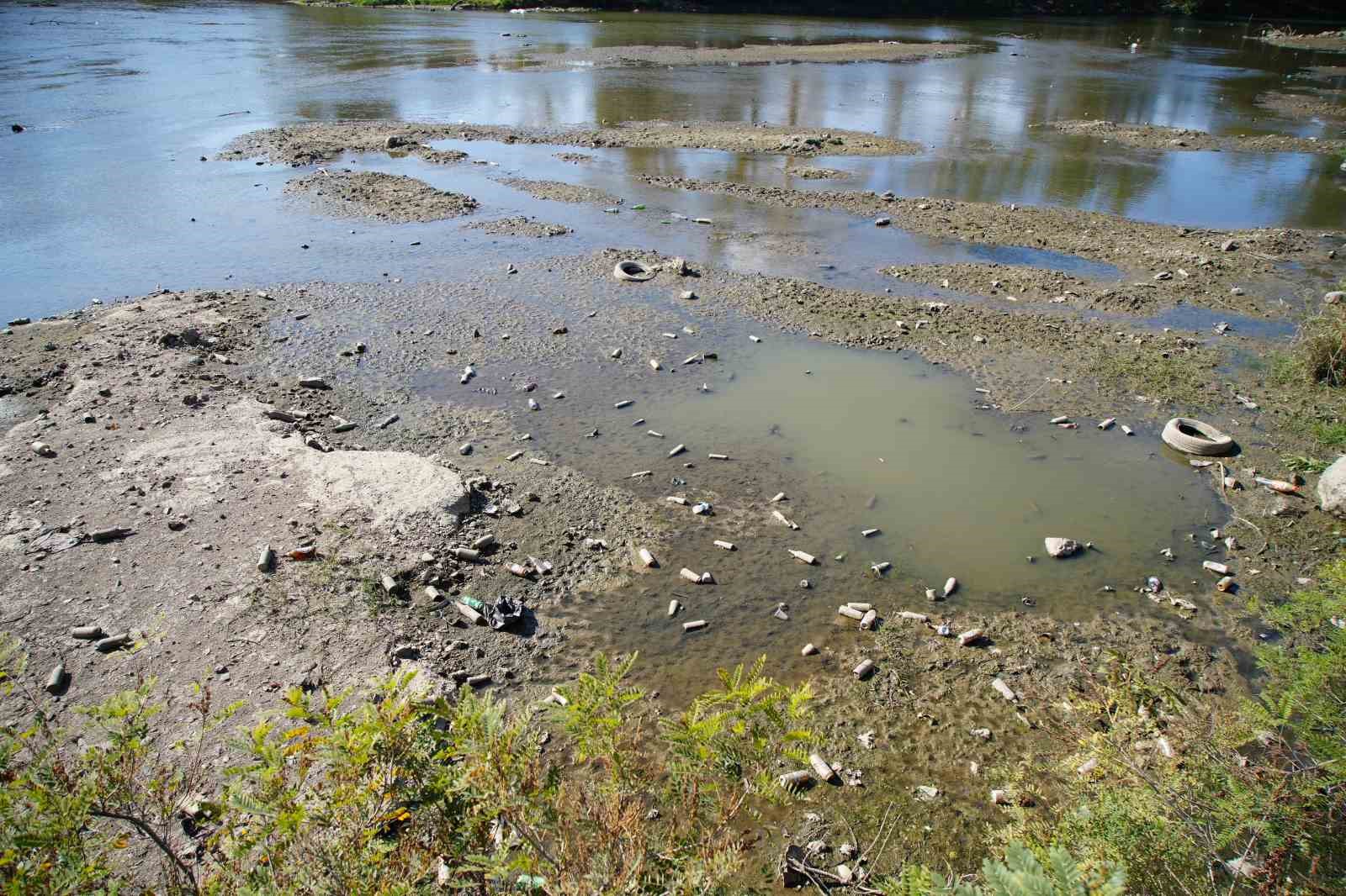 Tunca Nehri’nde kuraklık: Çöplüğe döndü
