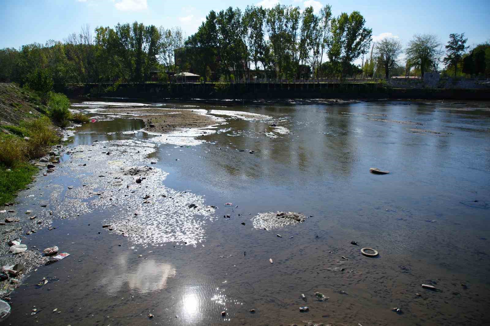 Tunca Nehri’nde kuraklık: Çöplüğe döndü
