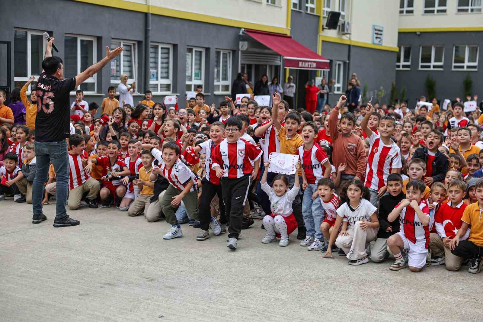 Şampiyon minikler kupayı Samsunspor kaptanının elinden aldı
