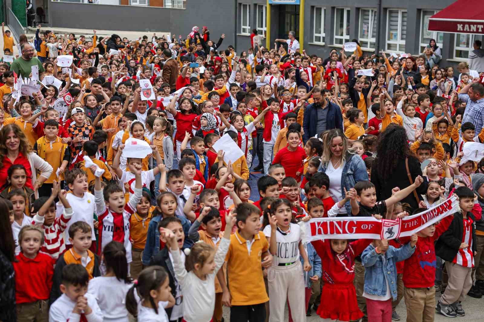 Şampiyon minikler kupayı Samsunspor kaptanının elinden aldı
