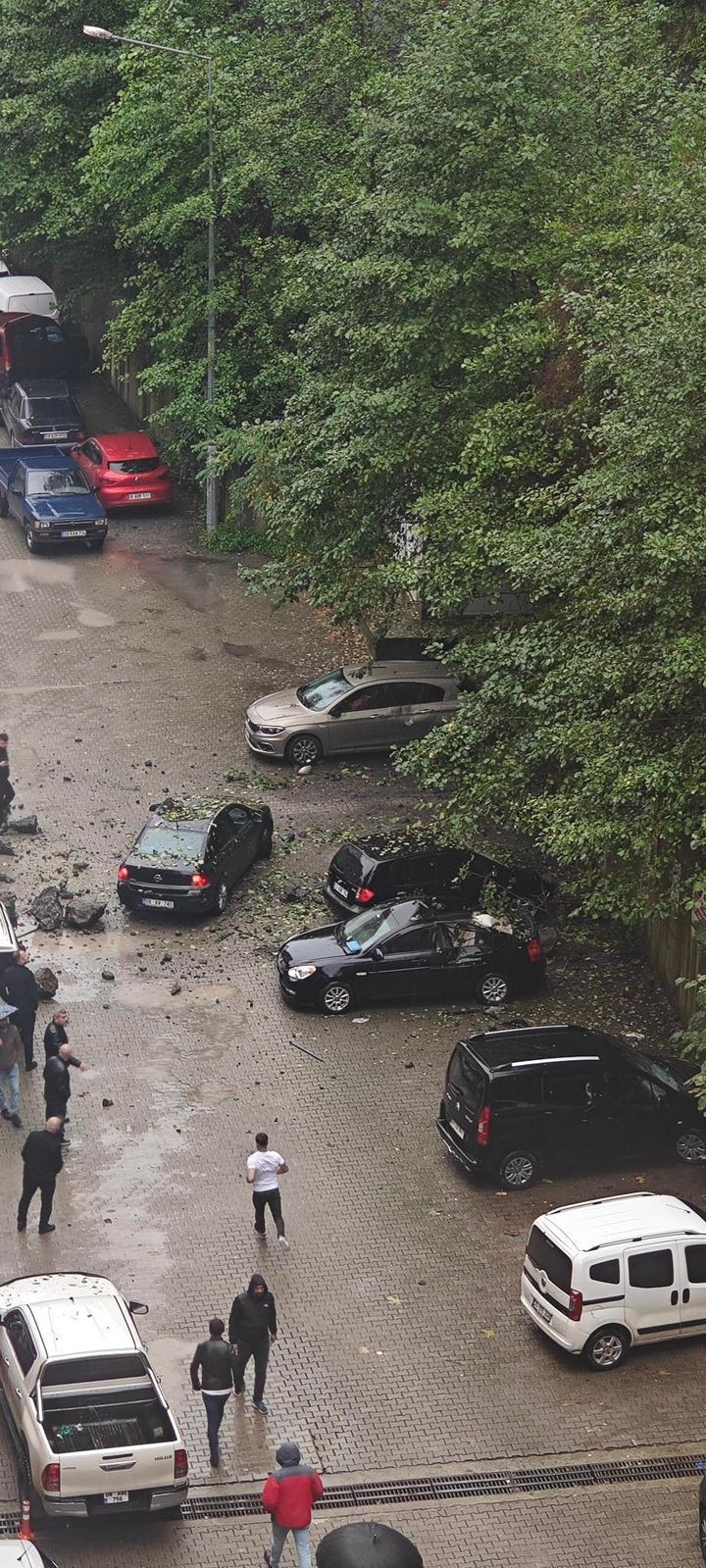 Artvin’in Hopa ilçesinde yamaçtan kopan kayalar park halindeki 7 araca hasar verdi
