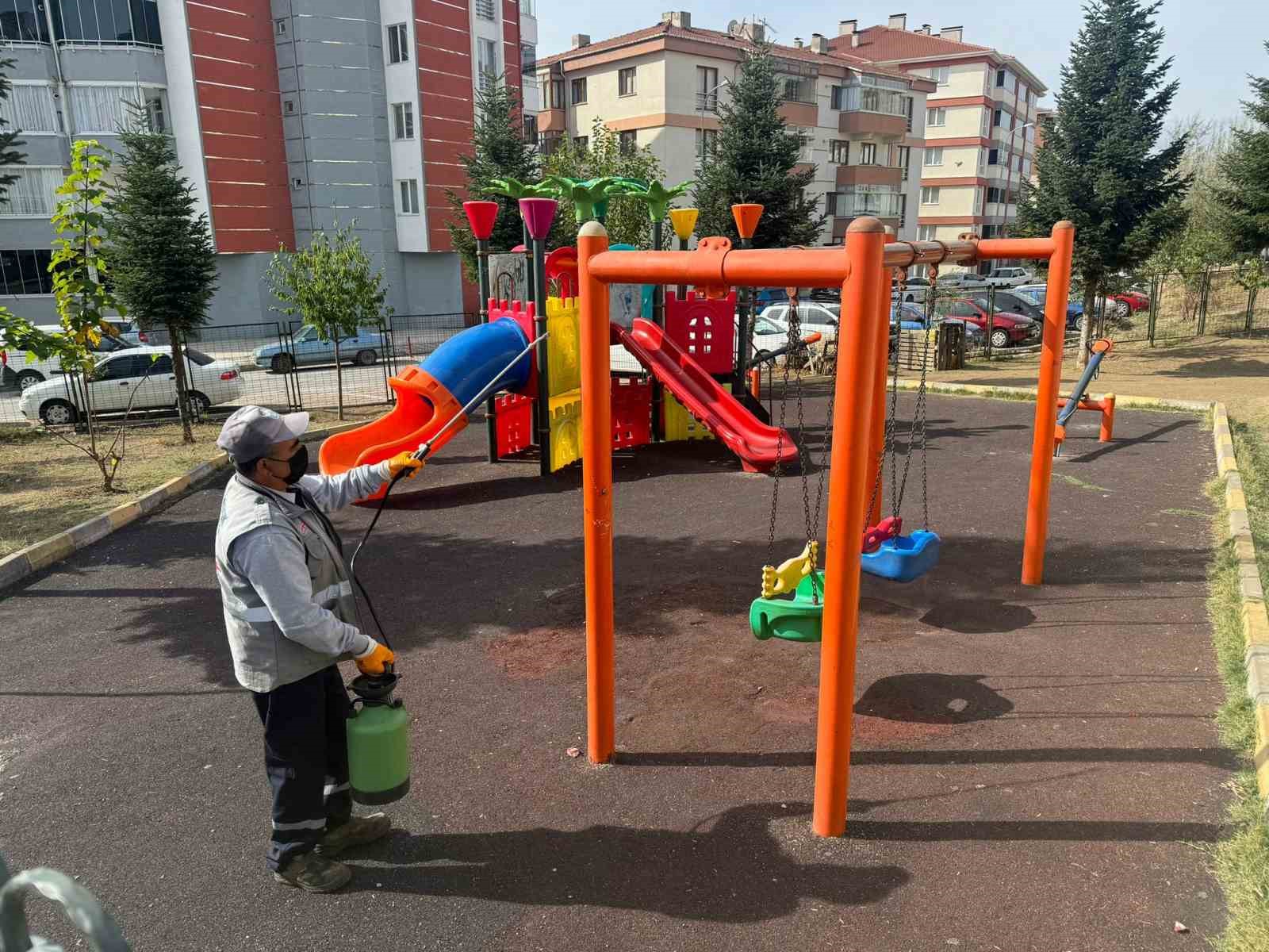 Bozüyük’te çocuk parkları dezenfekte  ediliyor
