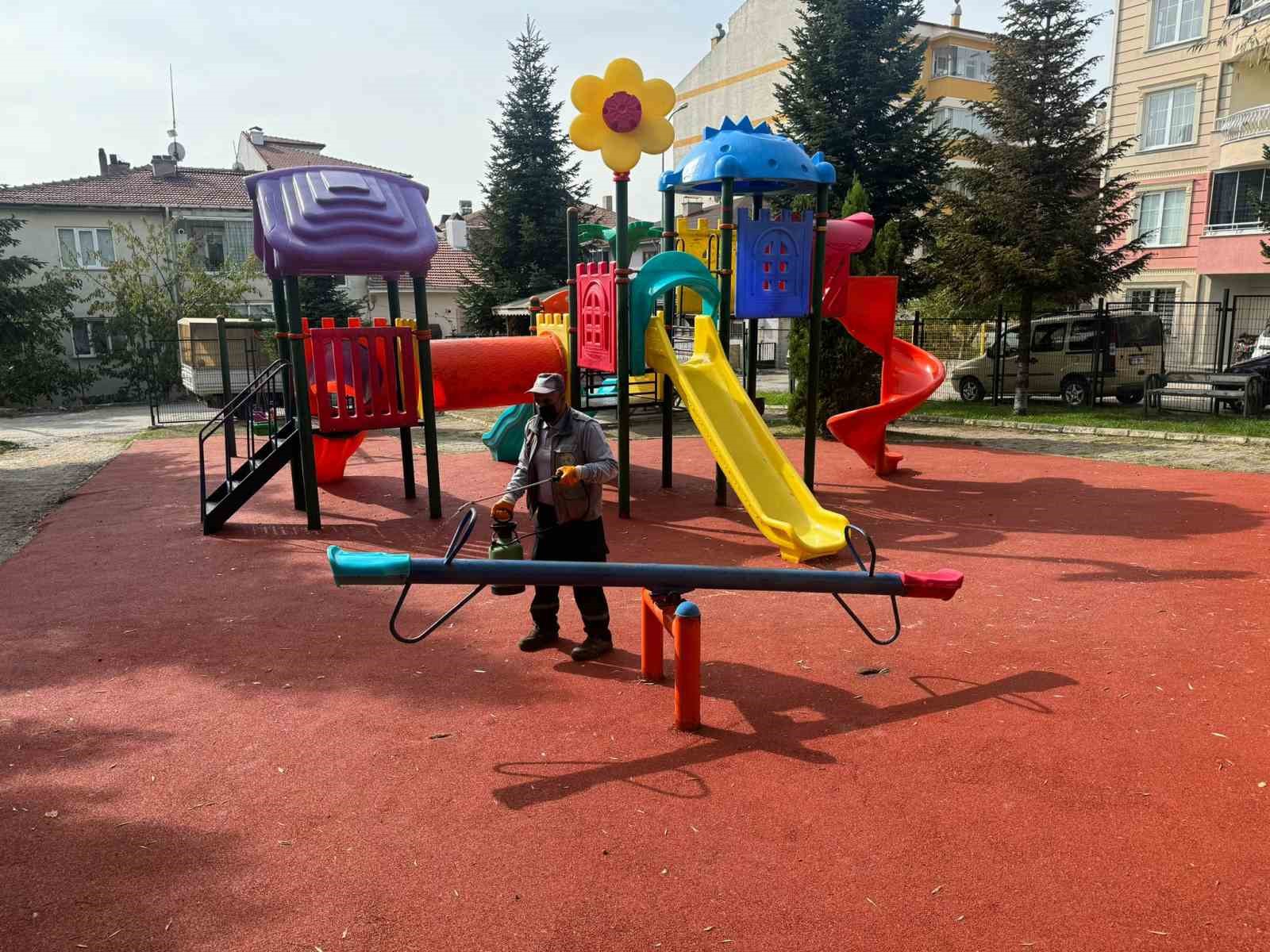 Bozüyük’te çocuk parkları dezenfekte  ediliyor
