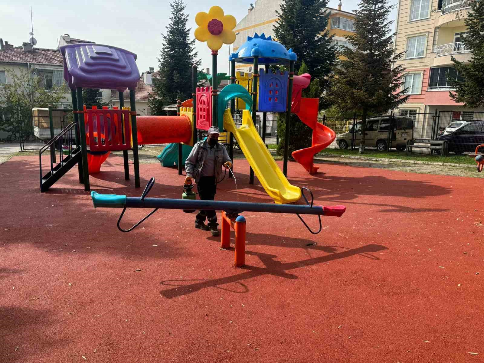 Bozüyük’te çocuk parkları dezenfekte  ediliyor
