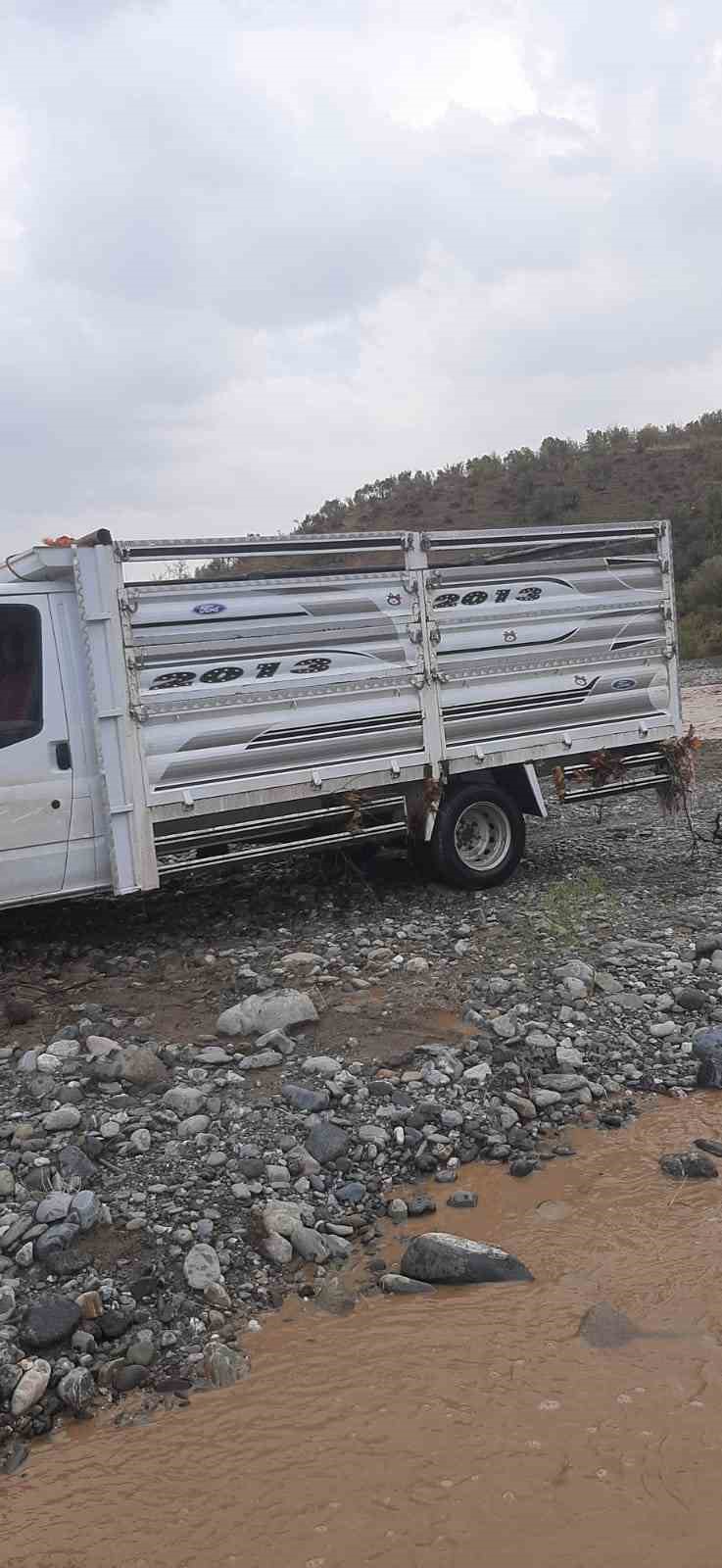 Kulp’ta aşırı yağış sonucu mahsur kalan şoför kurtarıldı
