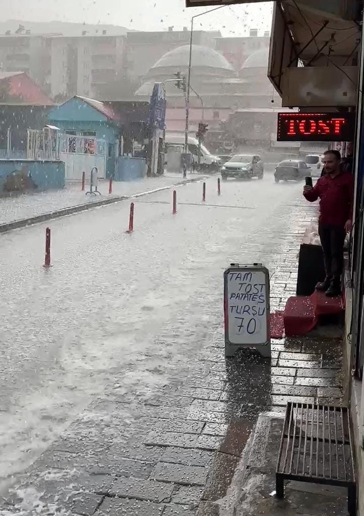 Tatvan’da dolu ve sağanak yağış etkili oldu
