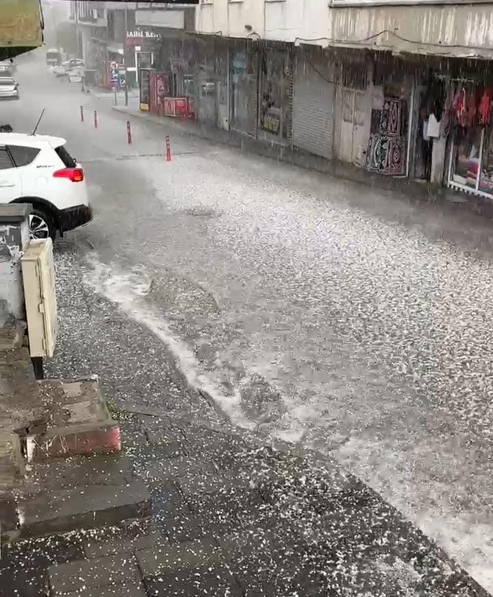 Tatvan’da dolu ve sağanak yağış etkili oldu
