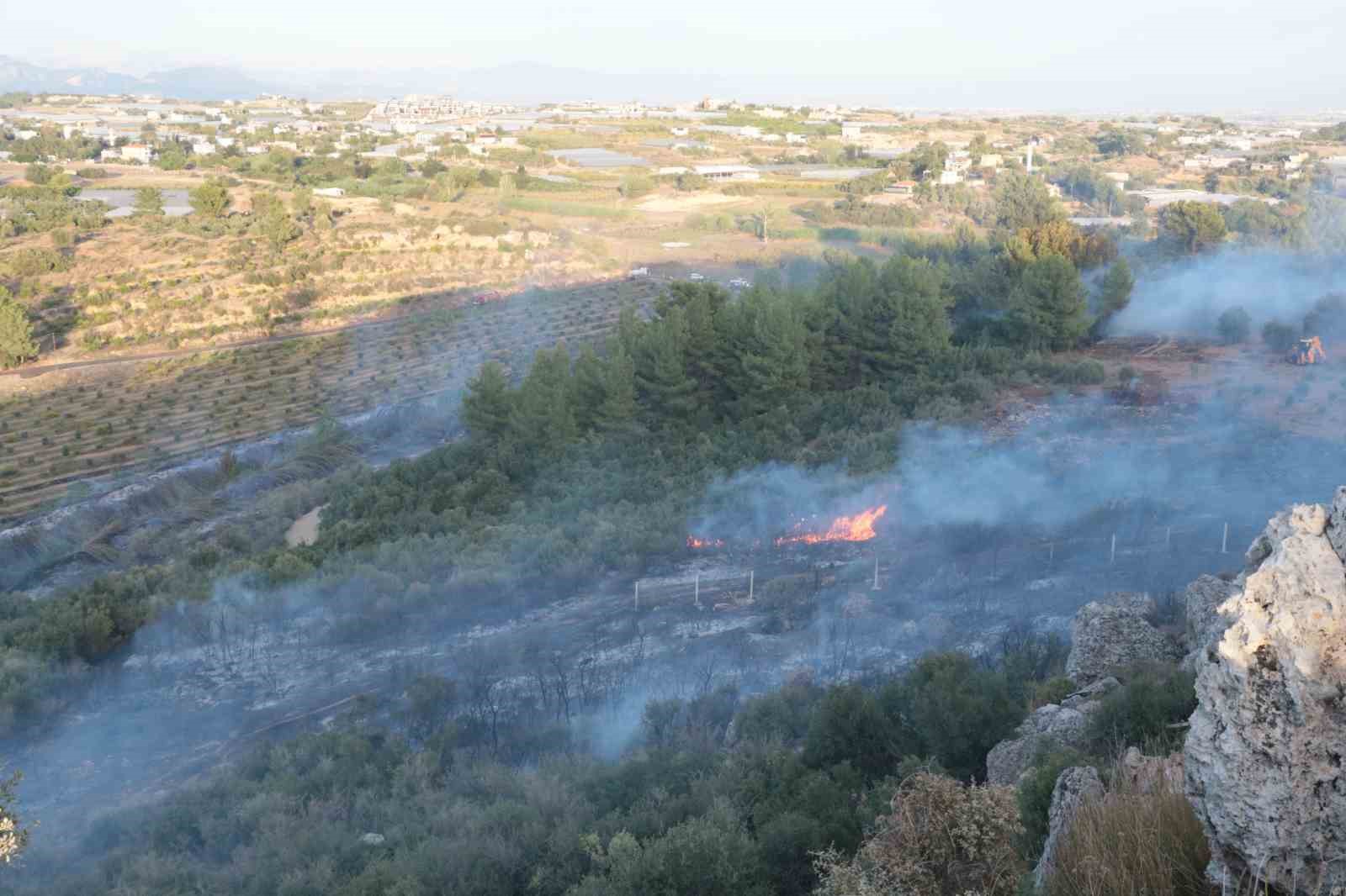 Otluk alan yangını işçilerin kaldığı yatakhaneyi kül etti: İşçiler canını zor kurtardı
