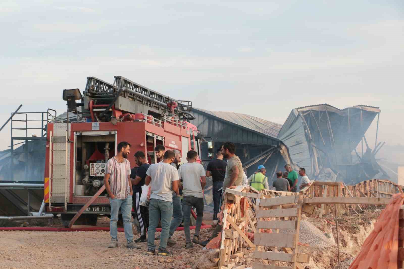 Otluk alan yangını işçilerin kaldığı yatakhaneyi kül etti: İşçiler canını zor kurtardı
