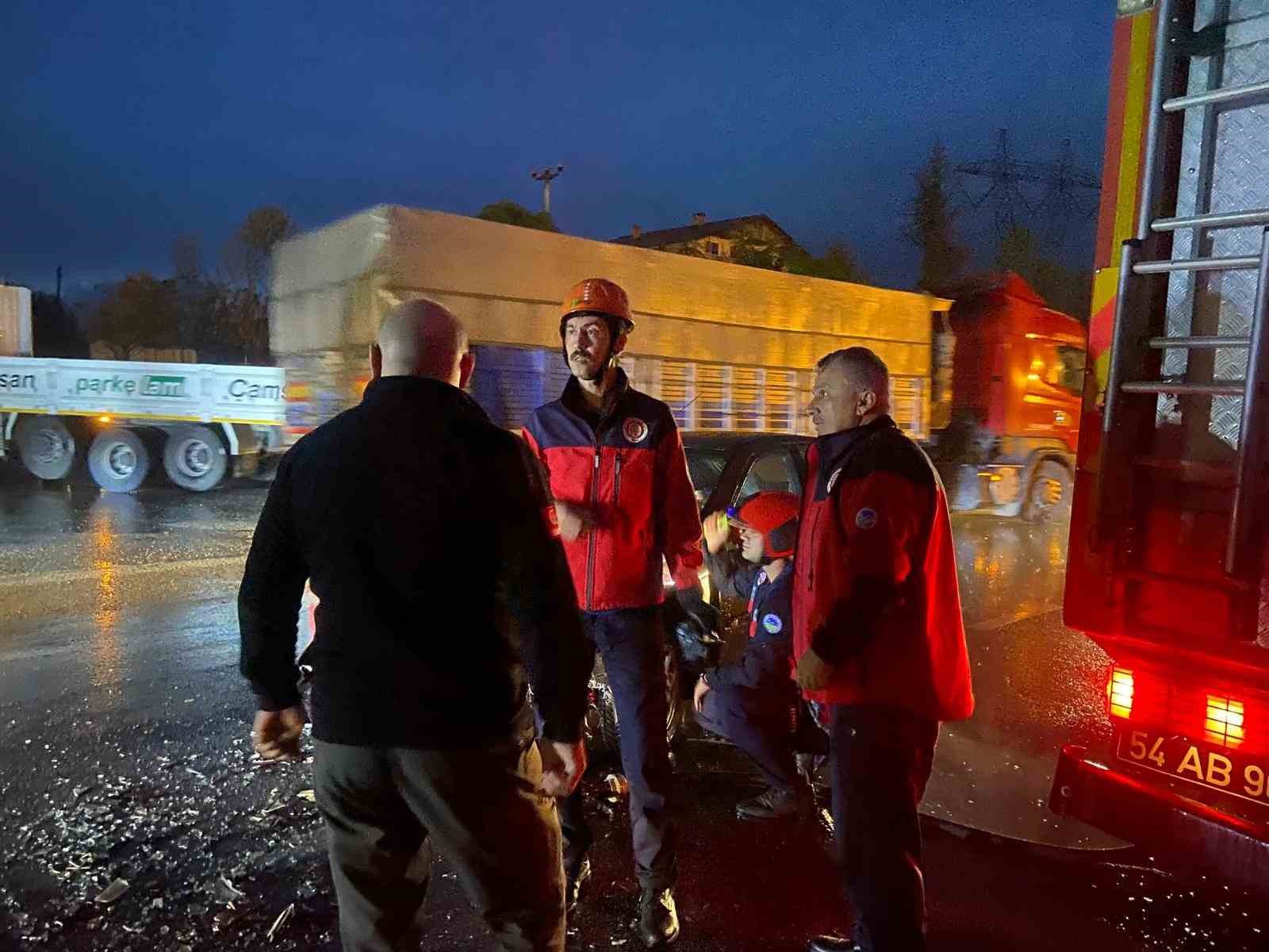 Sakarya’da otomobil ile servis midibüsü çarpıştı: 4 yaralı
