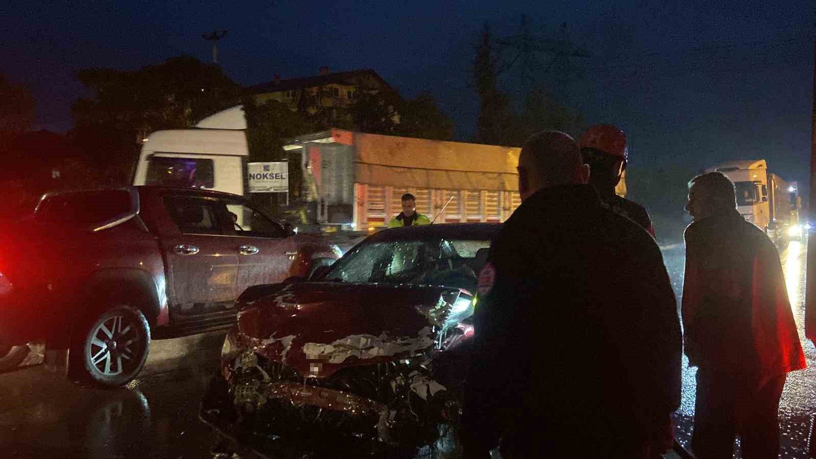 Sakarya’da otomobil ile servis midibüsü çarpıştı: 4 yaralı
