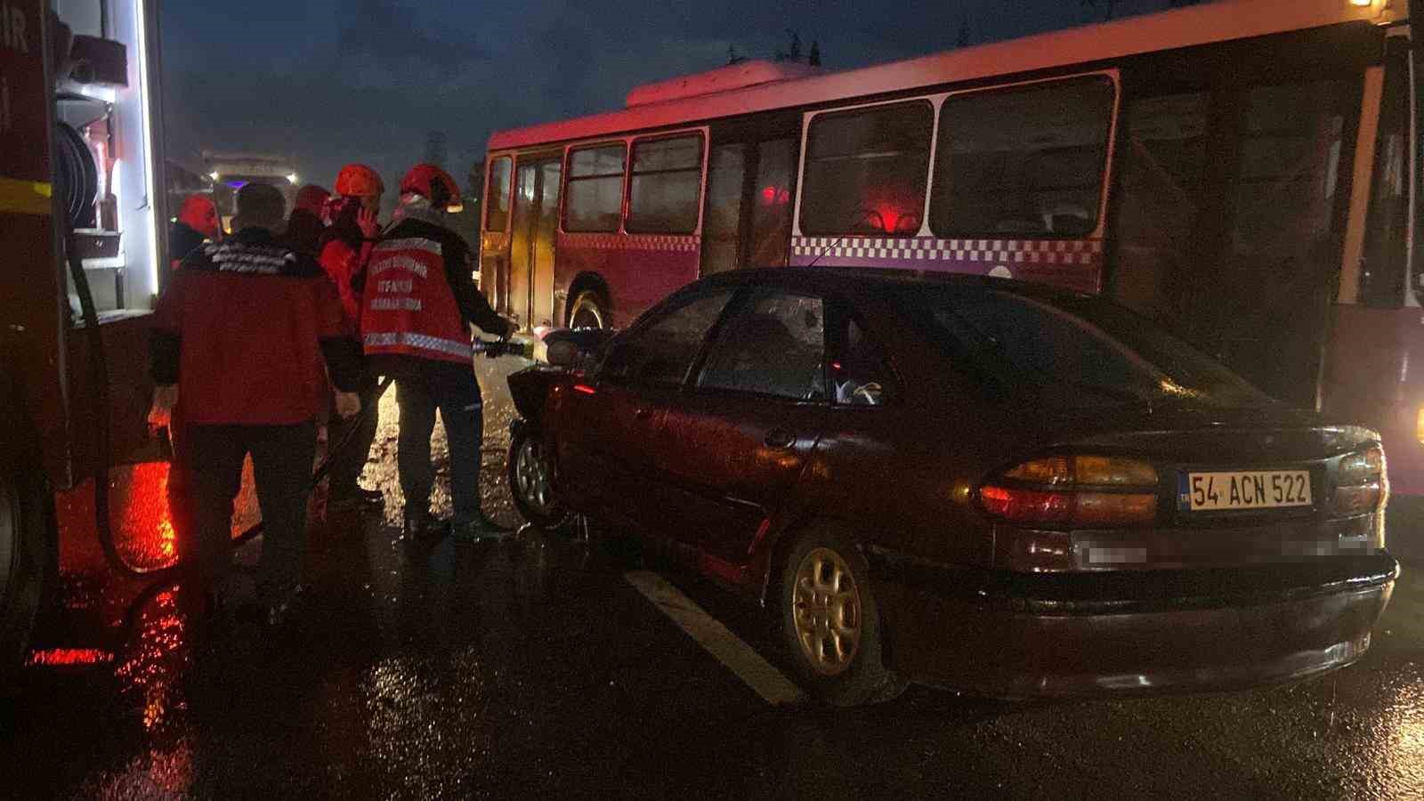 Sakarya’da otomobil ile servis midibüsü çarpıştı: 4 yaralı
