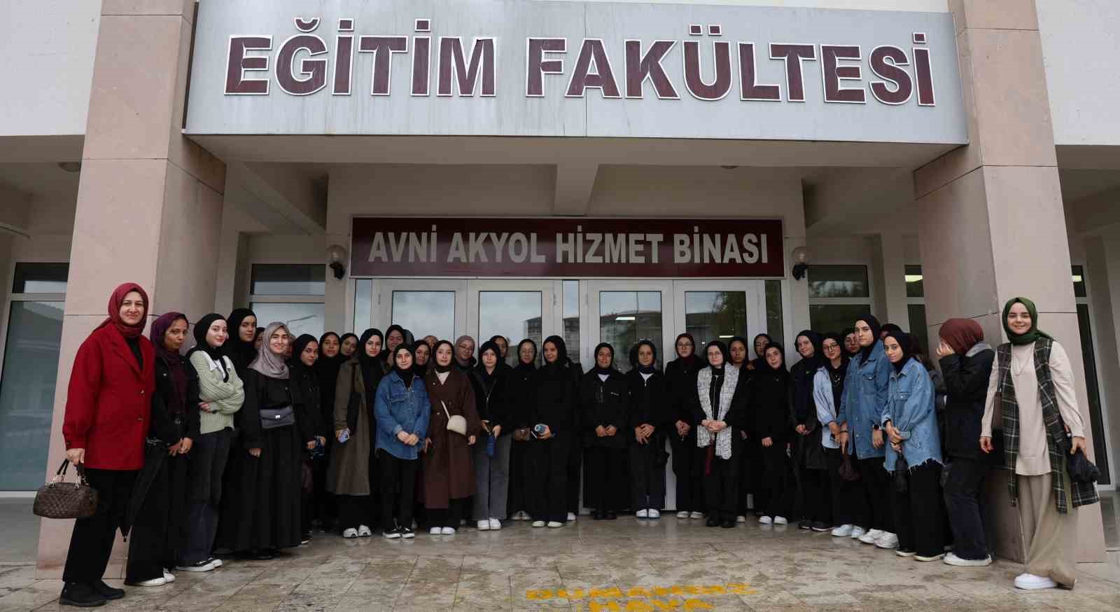 Lise öğrencileri Düzce Üniversitesi’ni gezdi
