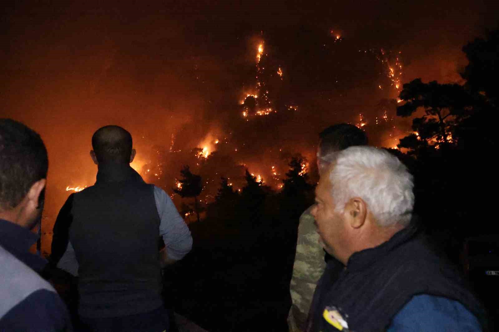 Muğla’daki orman yangınında alevler geceyi aydınlattı
