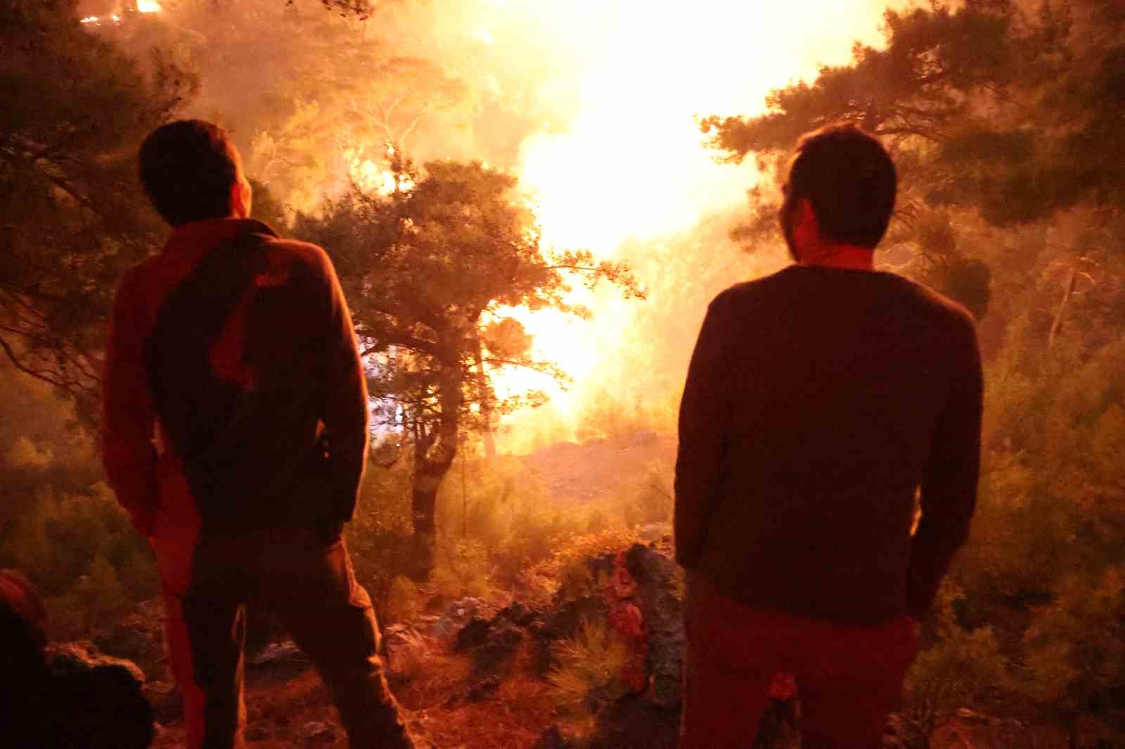 Muğla’daki orman yangınında alevler geceyi aydınlattı
