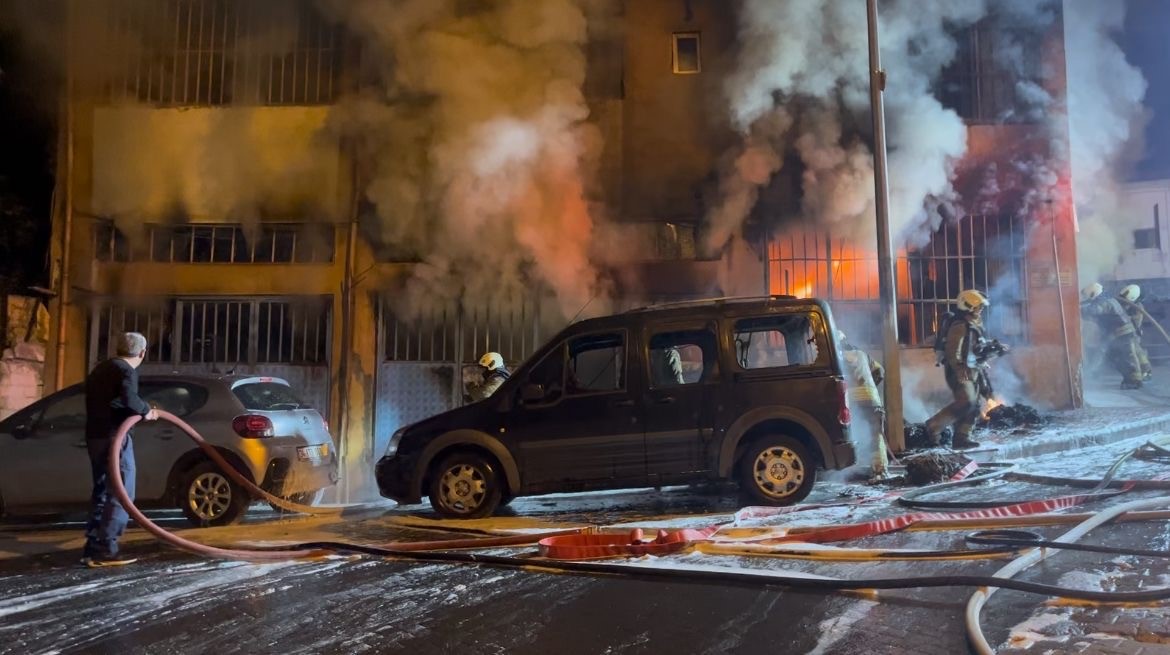 Beyoğlu’nda yatak imalathanesi alev alev yandı
