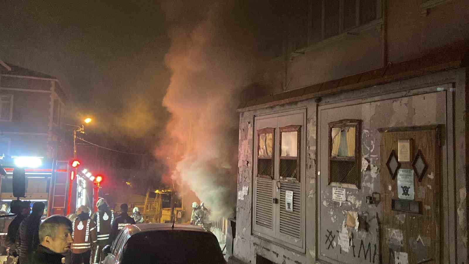 Beyoğlu’nda yatak imalathanesi alev alev yandı
