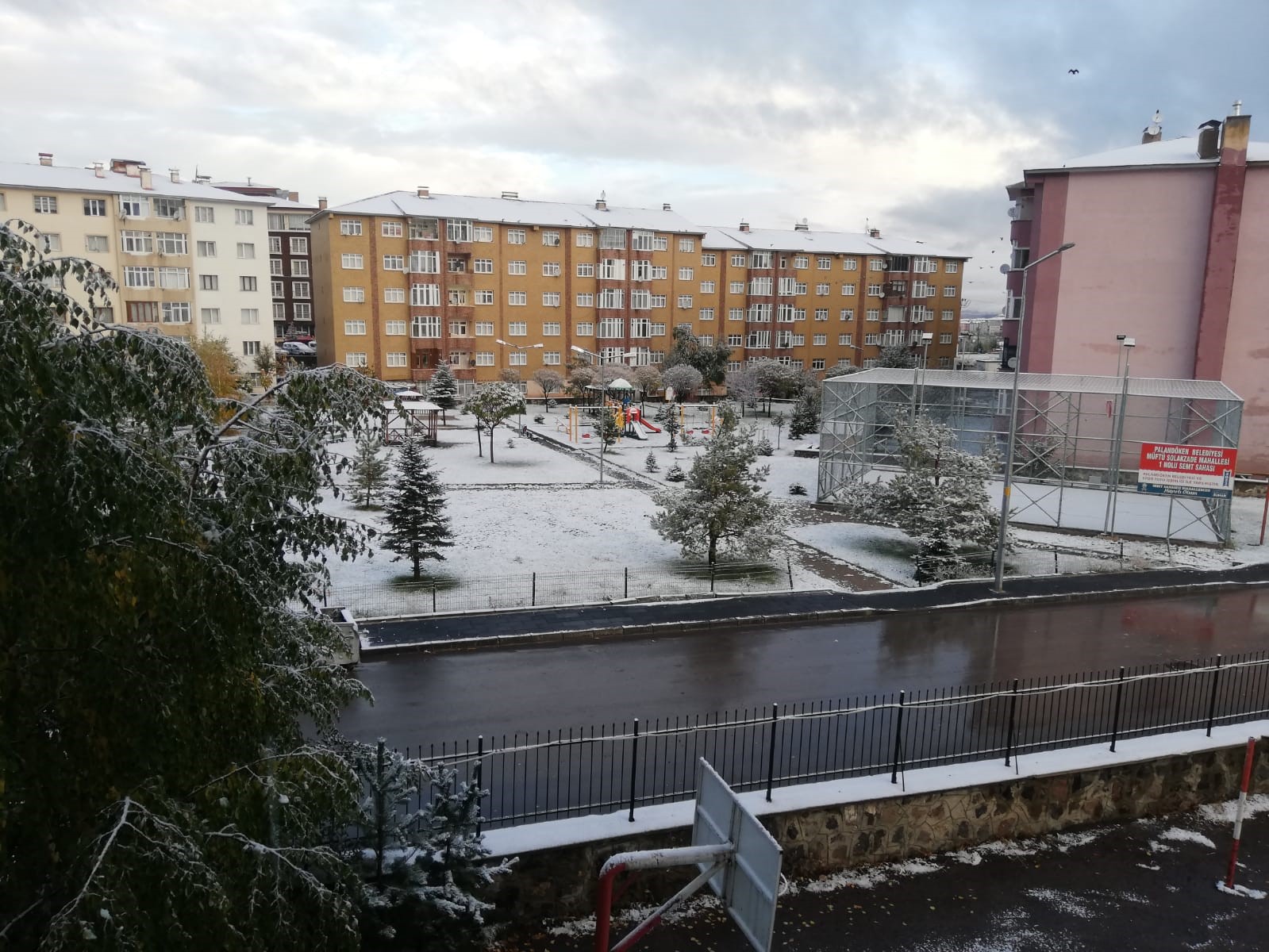 Erzurum kent merkezine mevsimin ilk karı yağdı
